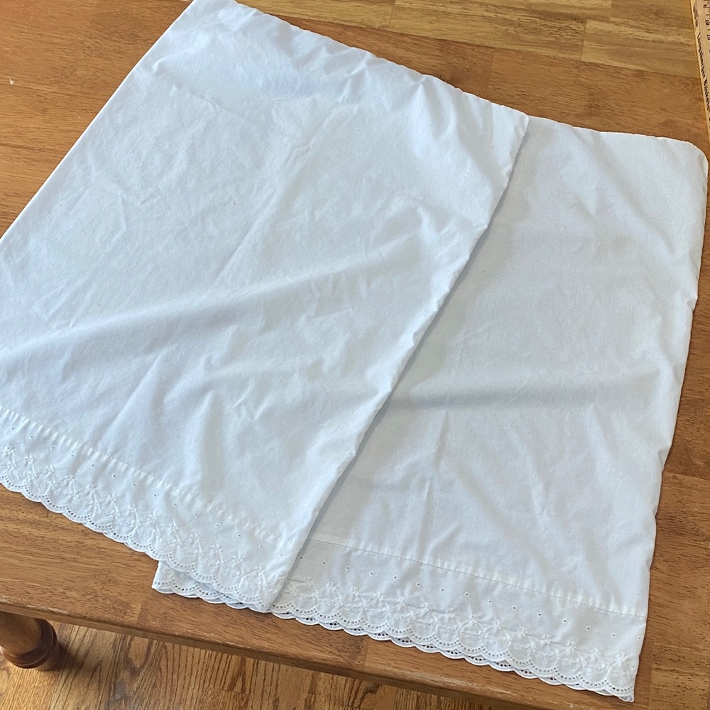Elegant White Lace Trim Pillowcases